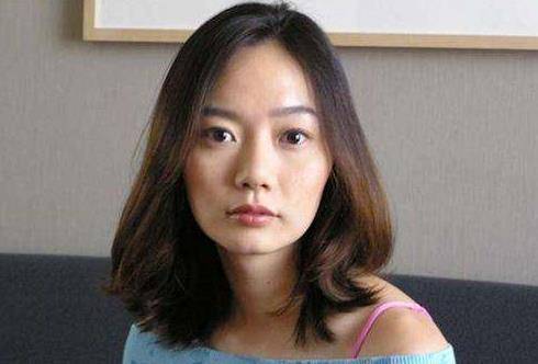 她是一代影后<strong></p>
<p>币圈新秀</strong>,曾被王家卫看中,虽出身名门却靠伦理片走红