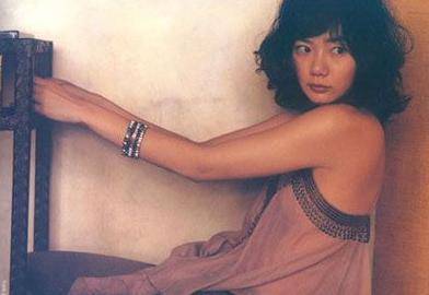 她是一代影后<strong></p>
<p>币圈新秀</strong>,曾被王家卫看中,虽出身名门却靠伦理片走红