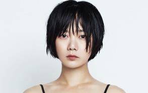 她是一代影后<strong></p>
<p>币圈新秀</strong>,曾被王家卫看中,虽出身名门却靠伦理片走红