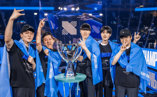 LOL官方通报黑洞king违规封三年；PDD谈LPL环境：新人青黄不接