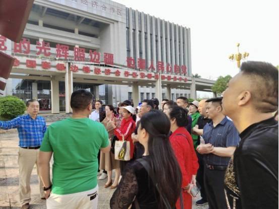 千人旅游团涌入云南组团购房