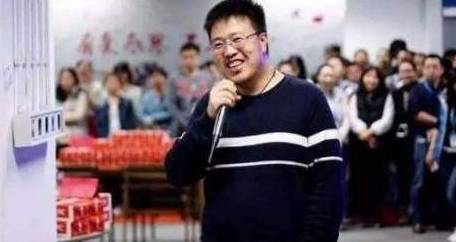 他中专学历，26岁成为首富，每天工作6小时，送员工每人一辆豪车