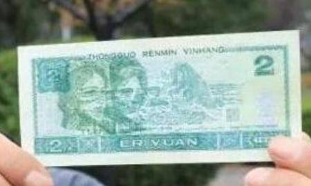 人民币上一直有个“错别字”<strong></p>
<p>一枚币两个错别字</strong>，明眼人容易看出，为何一直没纠正？