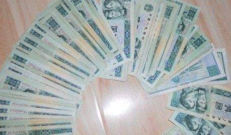 人民币上一直有个“错别字”<strong></p>
<p>一枚币两个错别字</strong>，明眼人容易看出，为何一直没纠正？