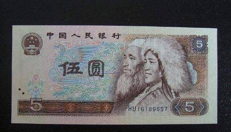 人民币上一直有个“错别字”<strong></p>
<p>一枚币两个错别字</strong>，明眼人容易看出，为何一直没纠正？