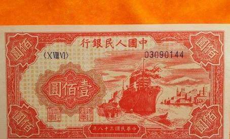 人民币上一直有个“错别字”<strong></p>
<p>一枚币两个错别字</strong>，明眼人容易看出，为何一直没纠正？