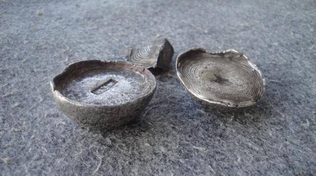 使用人民币这么多年<strong></p>
<p>一枚币两个错别字</strong>，居然没发现一个错别字，这是为什么呢？