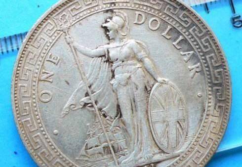 使用人民币这么多年<strong></p>
<p>一枚币两个错别字</strong>，居然没发现一个错别字，这是为什么呢？