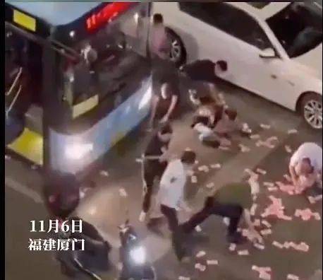 厦门街头惊现神秘男子疯狂“撒币”<strong></p>
<p>聚币网哪些币是eth</strong>！现金1分钟内被疯抢？网传原因是它？警方已介入！