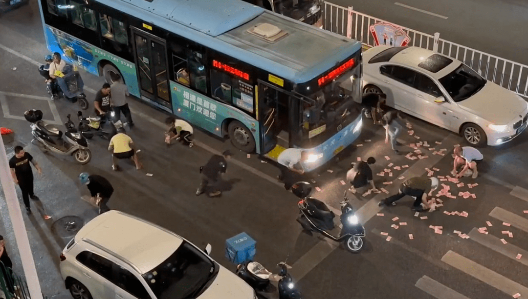 厦门街头惊现神秘男子疯狂“撒币”<strong></p>
<p>聚币网哪些币是eth</strong>！现金1分钟内被疯抢？网传原因是它？警方已介入！