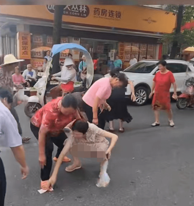 厦门街头惊现神秘男子疯狂“撒币”<strong></p>
<p>聚币网哪些币是eth</strong>！现金1分钟内被疯抢？网传原因是它？警方已介入！