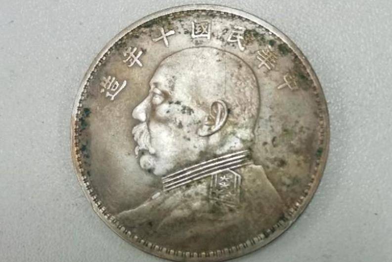 民国时期的袁大头<strong></p>
<p>民国法币现在值多少钱</strong>，它的材质是什么？现在值多少钱