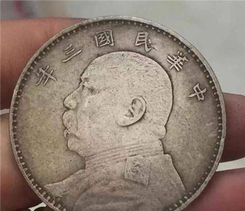 民国时期的一枚“袁大头”<strong></p>
<p>民国法币现在值多少钱</strong>，如果放到现在，大概能值多少人民币？