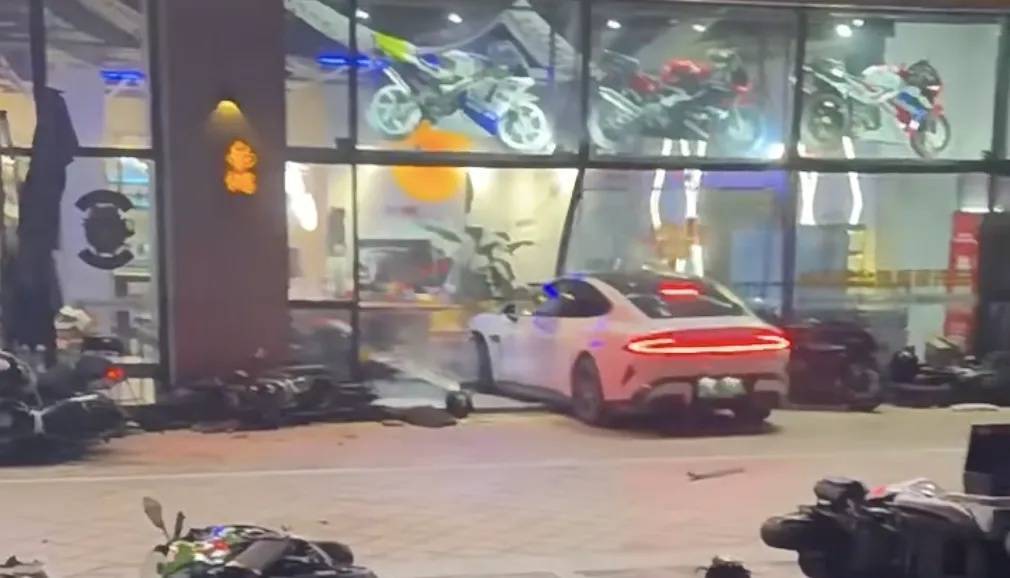 男子买新车后在群里炫耀被嘲<strong></p>
<p>货币etf购买技巧</strong>,持刀杀害一男子后开车撞向咖啡店?警方通报