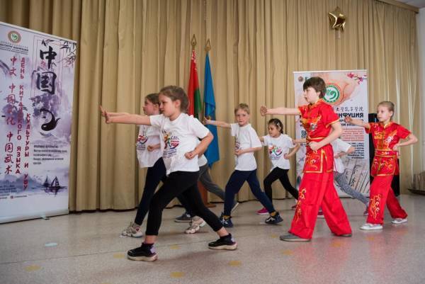 阿丽娜：每三个白俄罗斯人<strong></p>
<p>每天送色币的网址</strong>，就有一个拥有华为电脑和小米手机