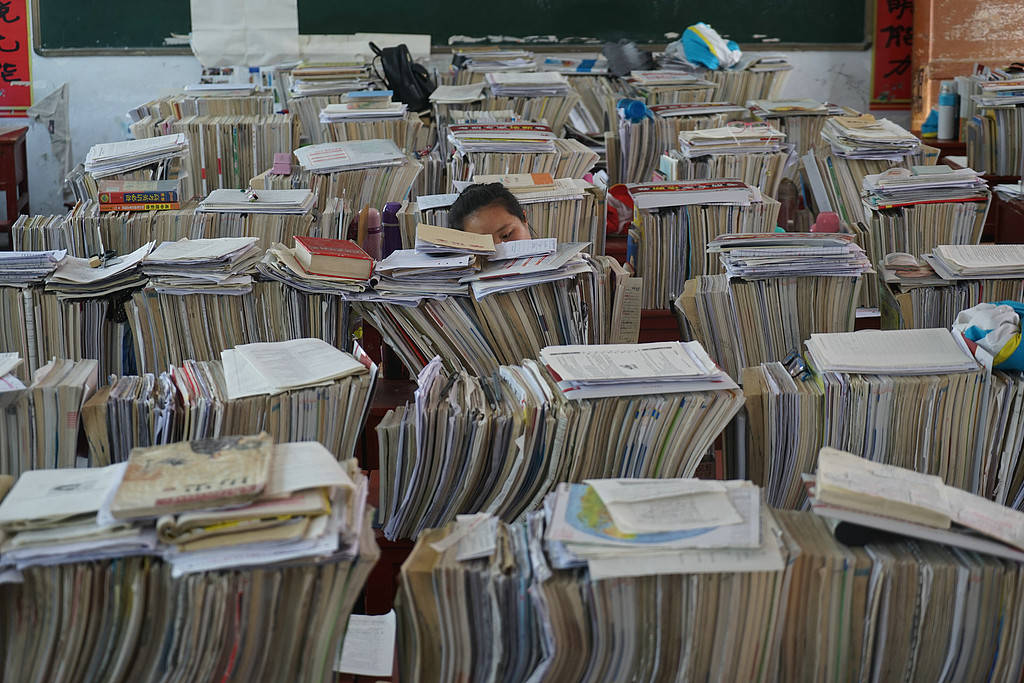 高中生上自习课抬头算违纪<strong></p>
<p>每天送色币的网址</strong>？别把学生当学习机器