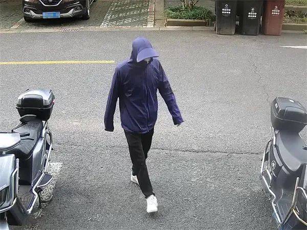 男子对前妻动起“歪脑筋”<strong></p>
<p>分离交易可转换债券</strong>，潜入其家中……上海警方：刑拘