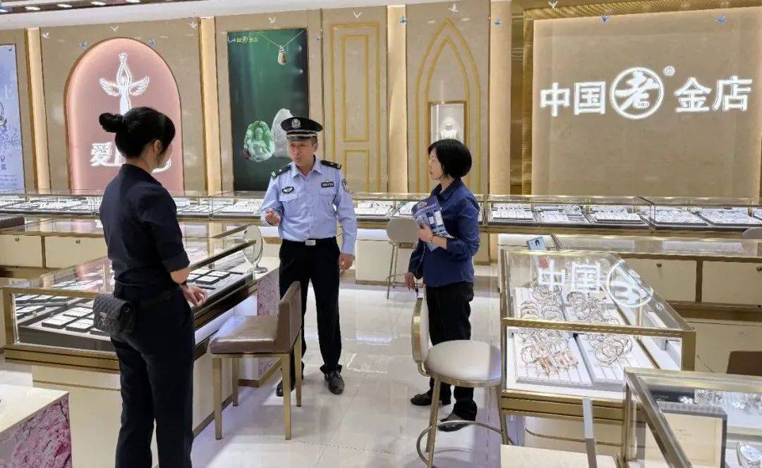 柳州女子到柳南万达买3万元黄金<strong></p>
<p>炒币k线图分析法</strong>，不挑款不问价，店员吓到报警！