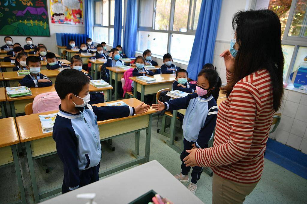 班主任放狠话“全家死了就不用签字”<strong></p>
<p>三角货币对冲指标</strong>，被调岗或许是福报