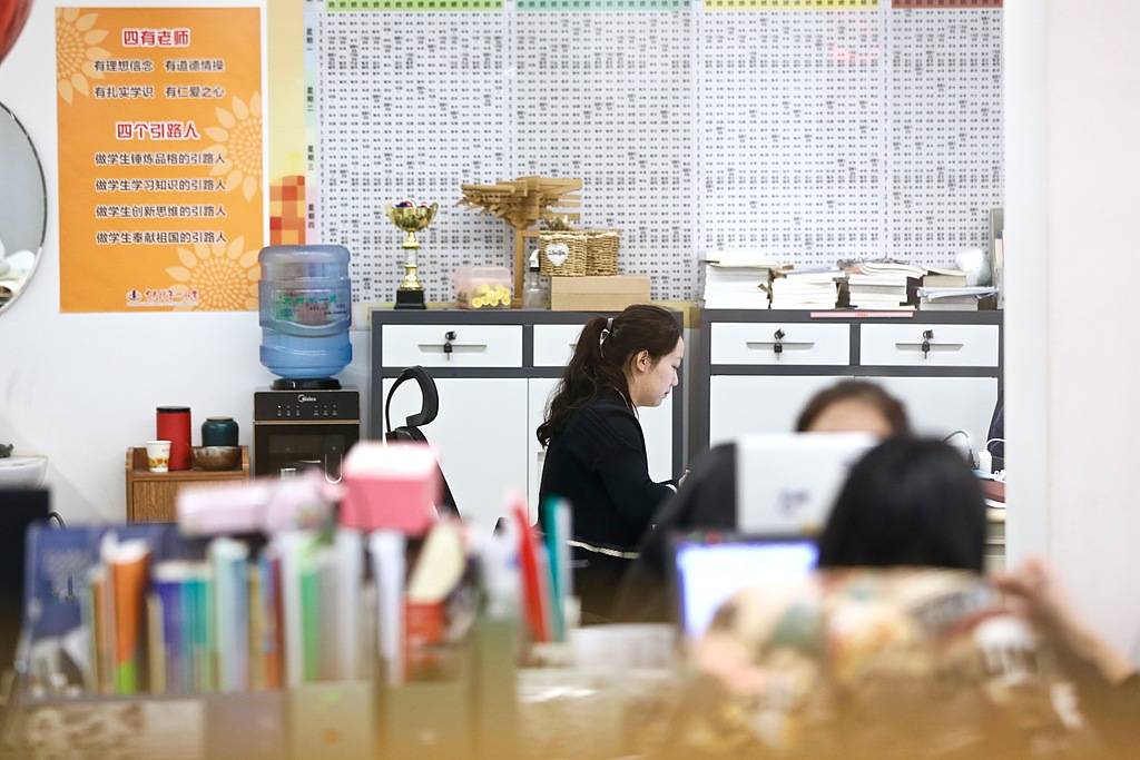 班主任放狠话“全家死了就不用签字”<strong></p>
<p>三角货币对冲指标</strong>，被调岗或许是福报