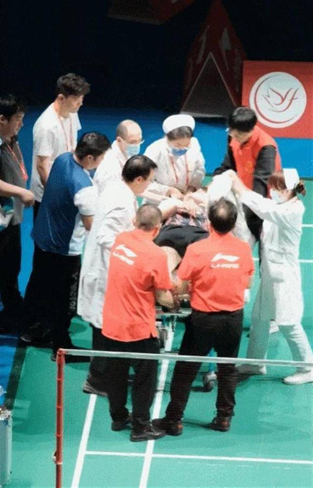 羽毛球世界第一石宇奇比赛中突发意外<strong></p>
<p>三角货币对冲指标</strong>，被担架抬走后留院观察