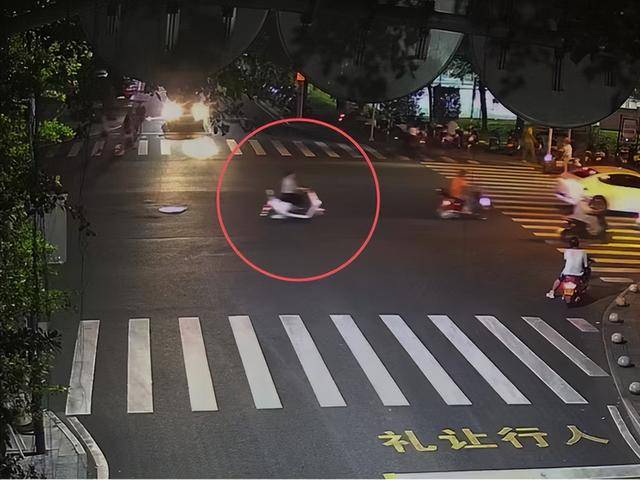 一女子肇事逃逸后仍去逛街<strong></p>
<p>货币资金交易成本过高</strong>，被抓后竟称：是路人劝我走的