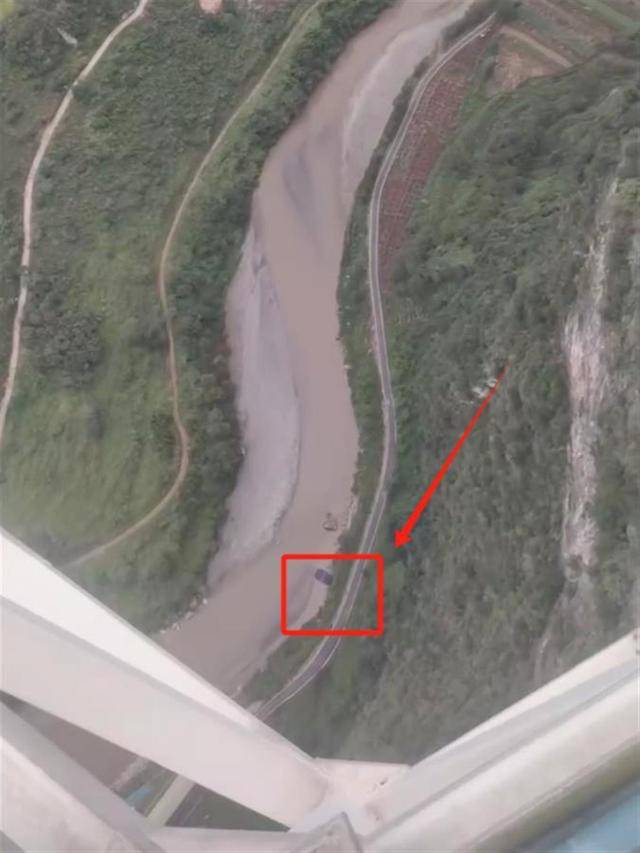 视频疯传！外国男子云南跳伞开伞失败<strong></p>
<p>货币资金交易成本过高</strong>，急速坠落？景区澄清：视频不完整，开伞成功了