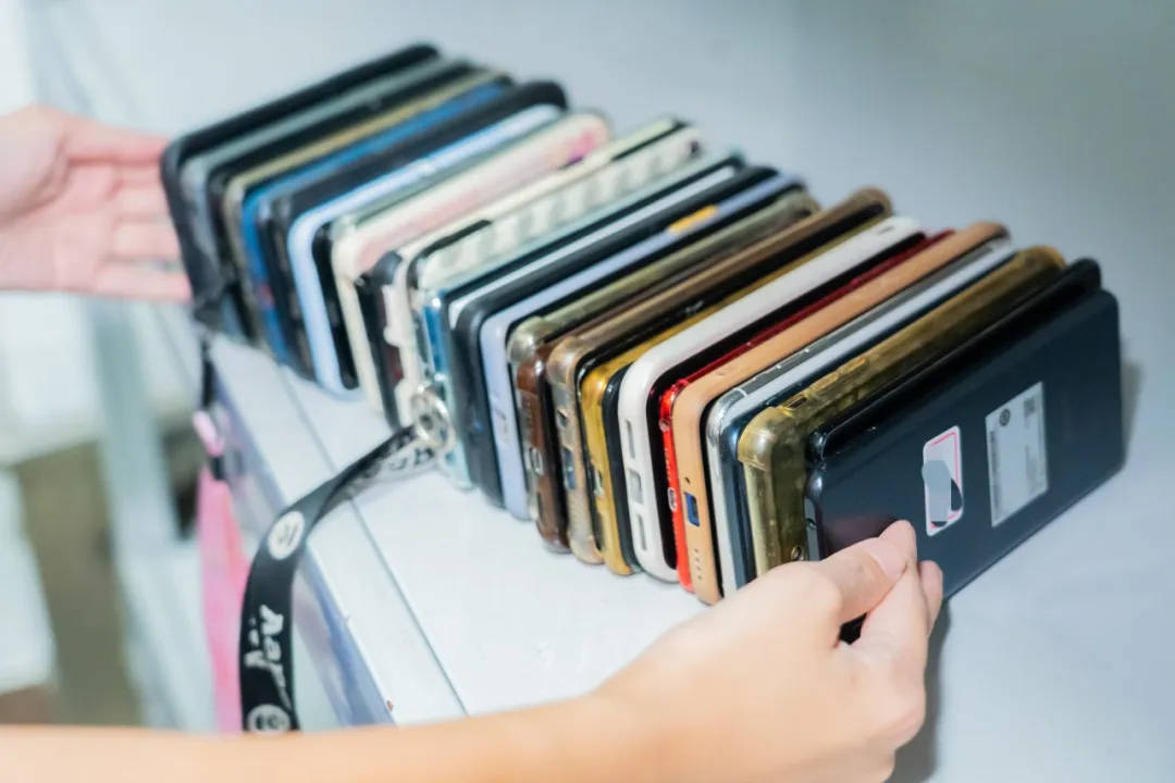 6天捡1000张身份证<strong></p>
<p>货币资金交易成本过高</strong>！高铁站工作人员回应