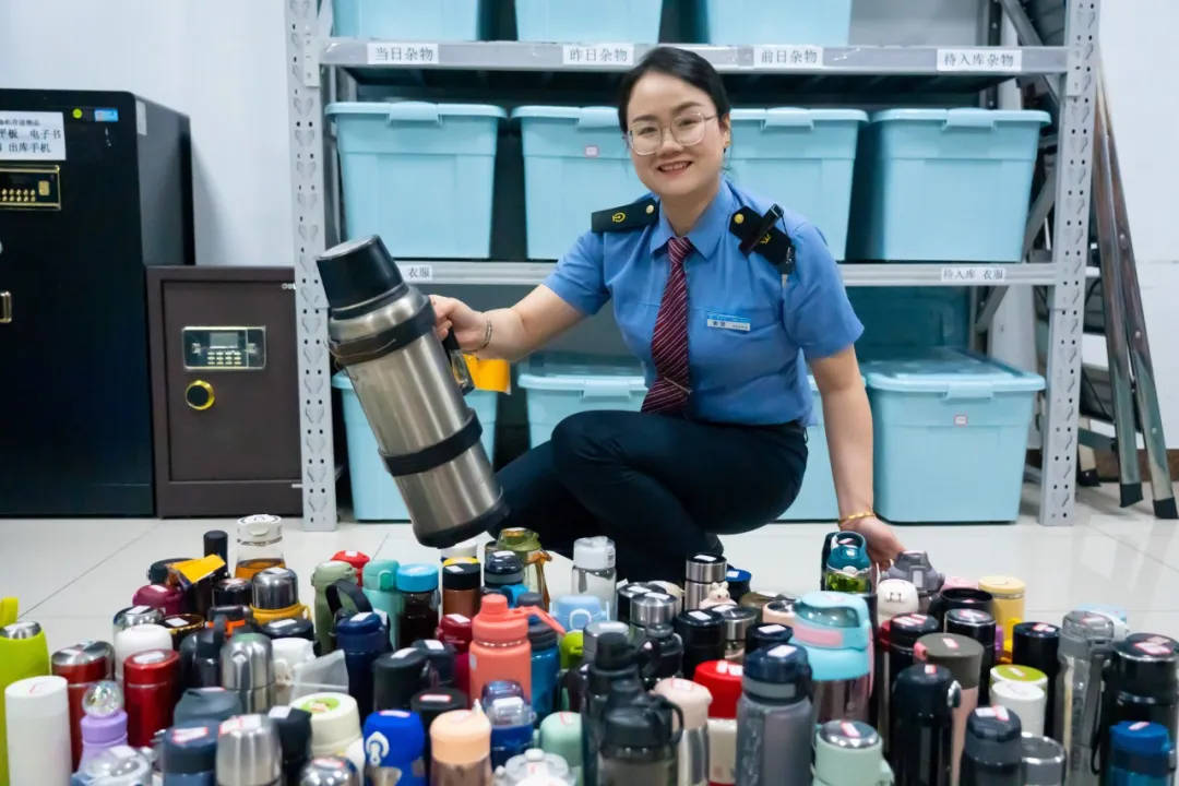 6天捡1000张身份证<strong></p>
<p>货币资金交易成本过高</strong>！高铁站工作人员回应