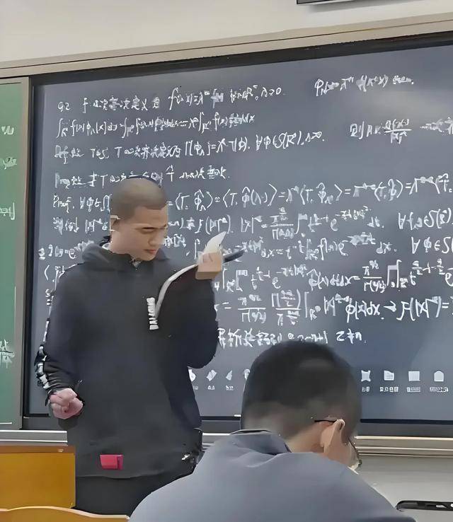 韦东奕上课照片走红<strong></p>
<p>行者软件使用方法</strong>，新发型吸睛，网友：板书真漂亮，可惜看不懂