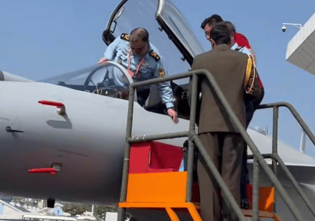 歼10CE才是最大赢家？航展首日被包围<strong></p>
<p>币圈最新消息在哪里看</strong>，伊朗空军司令登机满脸幸福