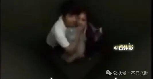 又发现新孩子了<strong></p>
<p>母币比普通币贵多少</strong>！这位50多岁大叔私生活这么混乱吗？