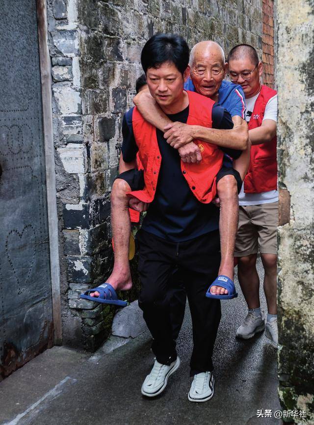 瞭望·治国理政纪事|“<strong></p>
<p>债券在途交易市场</strong>我也是个老基层”