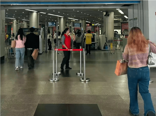 晚高峰“丝滑进站”<strong></p>
<p>债券买断式回购交易</strong>，广州地铁安检恢复往日流程