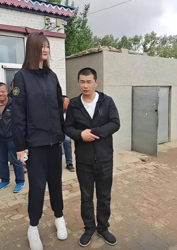 女孩身高2米26貌美如花<strong></p>
<p>货币互换的风险有哪些</strong>，妈妈天天发愁：白长这么漂亮，没人敢追