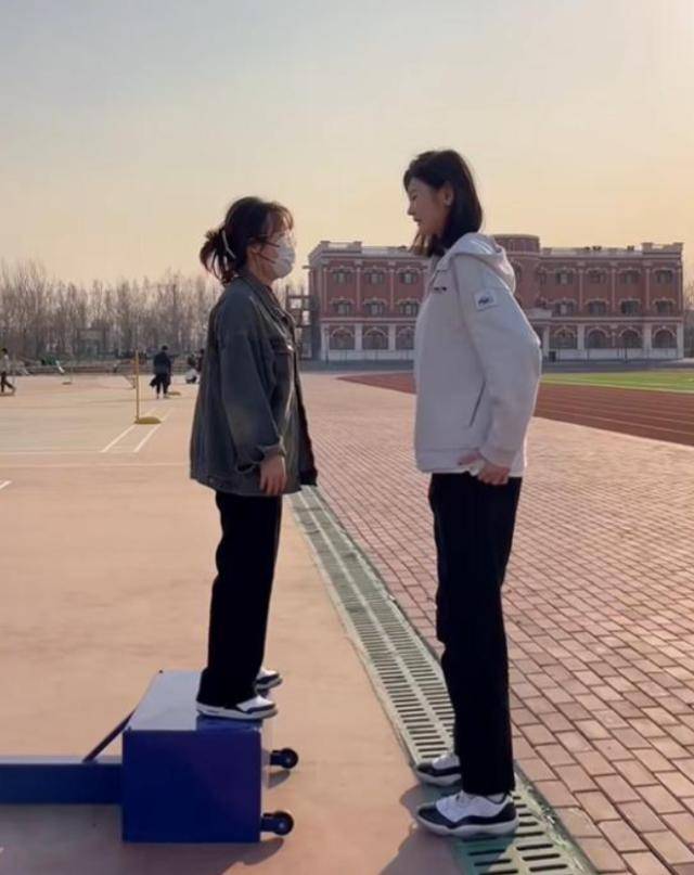 女孩身高2米26貌美如花<strong></p>
<p>货币互换的风险有哪些</strong>，妈妈天天发愁：白长这么漂亮，没人敢追