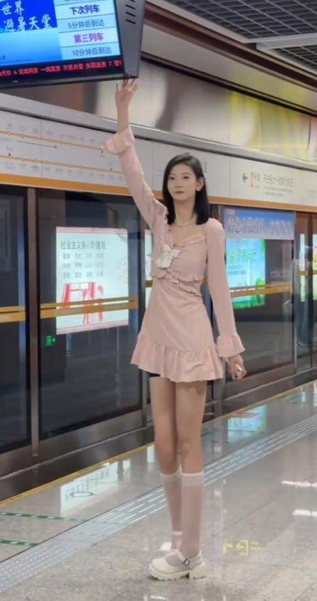 女孩身高2米26貌美如花<strong></p>
<p>货币互换的风险有哪些</strong>，妈妈天天发愁：白长这么漂亮，没人敢追