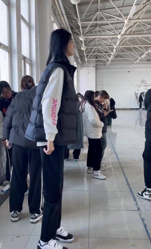 女孩身高2米26貌美如花<strong></p>
<p>货币互换的风险有哪些</strong>，妈妈天天发愁：白长这么漂亮，没人敢追