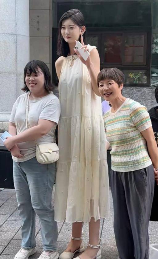 女孩身高2米26貌美如花<strong></p>
<p>货币互换的风险有哪些</strong>，妈妈天天发愁：白长这么漂亮，没人敢追
