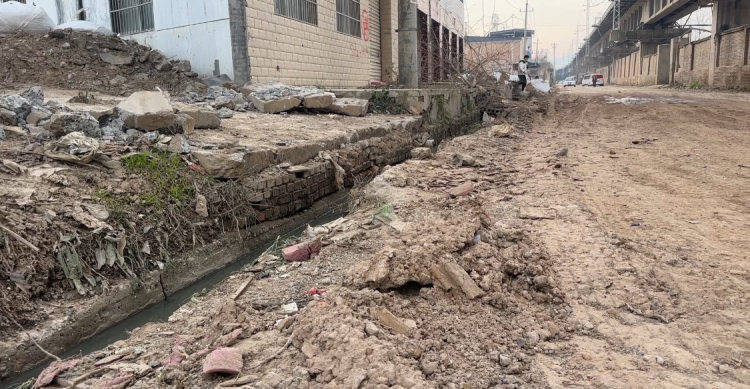 西安4岁男童遭两恶犬袭击重伤，警方启用无人机搜寻现场