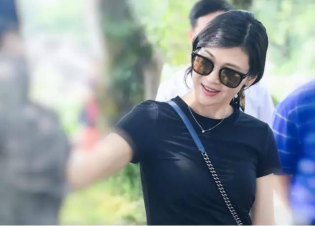 富商周旭辉<strong></p>
<p>币圈inchat</strong>，44岁娶小12岁女星童蕾，获刑3年后，妻女过得如何？