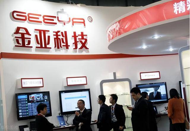 富商周旭辉<strong></p>
<p>币圈inchat</strong>，44岁娶小12岁女星童蕾，获刑3年后，妻女过得如何？