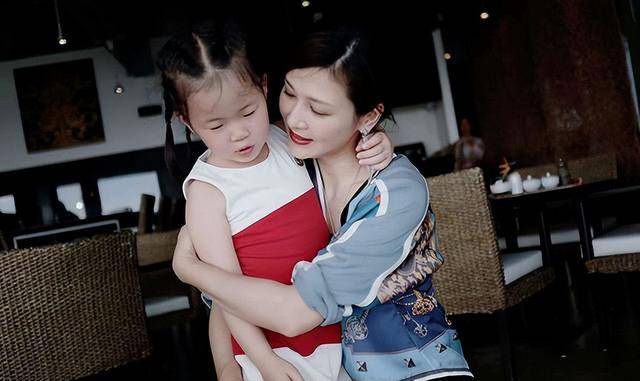 富商周旭辉<strong></p>
<p>币圈inchat</strong>，44岁娶小12岁女星童蕾，获刑3年后，妻女过得如何？