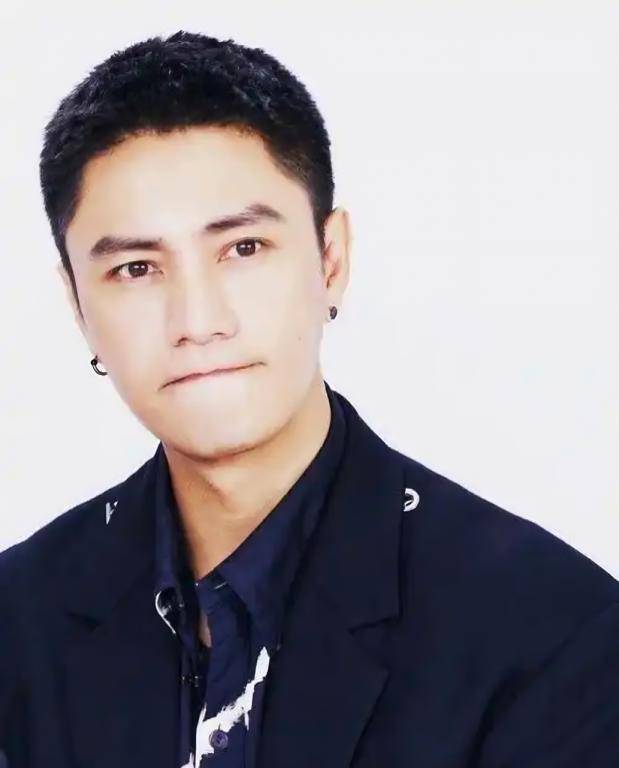 陈坤的儿子已成年<strong></p>
<p>inchat币应</strong>，容貌开始显现母亲的基因，像谁可以认得出吗？