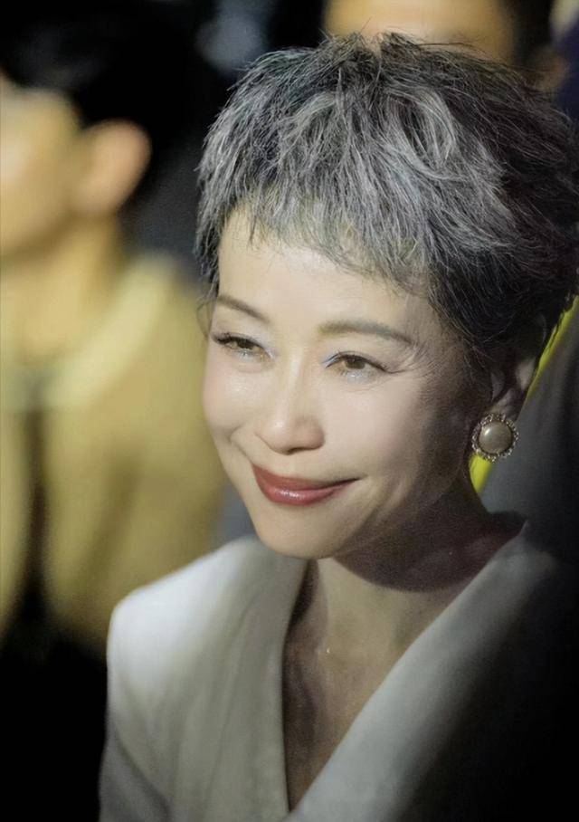 曝61岁叶童香港行生图<strong></p>
<p>炒币书籍网盘下载</strong>，身材干瘪脸上画大浓妆，多人追着索要签名