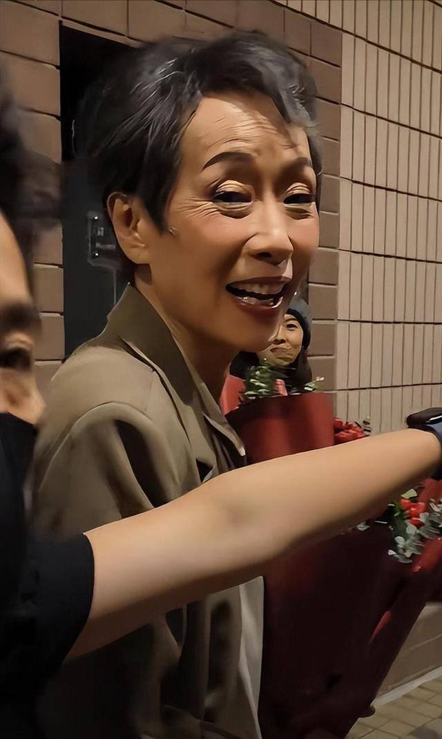 曝61岁叶童香港行生图<strong></p>
<p>炒币书籍网盘下载</strong>，身材干瘪脸上画大浓妆，多人追着索要签名