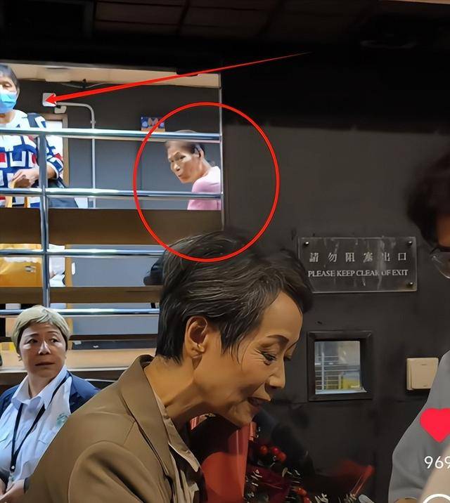 曝61岁叶童香港行生图<strong></p>
<p>炒币书籍网盘下载</strong>，身材干瘪脸上画大浓妆，多人追着索要签名