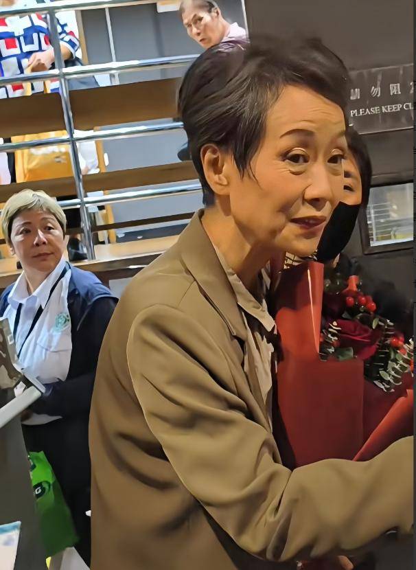 曝61岁叶童香港行生图<strong></p>
<p>炒币书籍网盘下载</strong>，身材干瘪脸上画大浓妆，多人追着索要签名