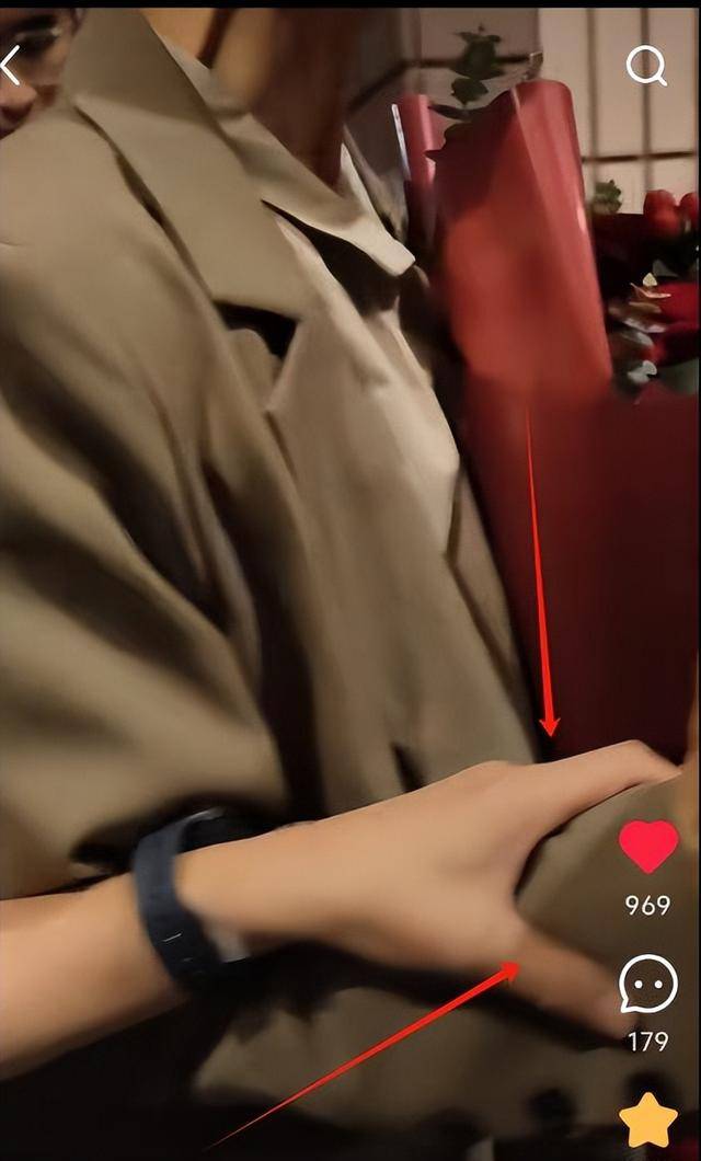 曝61岁叶童香港行生图<strong></p>
<p>炒币书籍网盘下载</strong>，身材干瘪脸上画大浓妆，多人追着索要签名