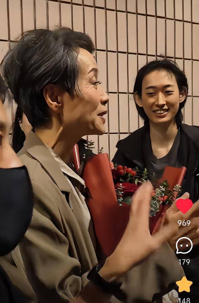 曝61岁叶童香港行生图<strong></p>
<p>炒币书籍网盘下载</strong>，身材干瘪脸上画大浓妆，多人追着索要签名